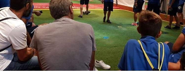 Giocatori accanto alla pista, inquadrati sotto il viso